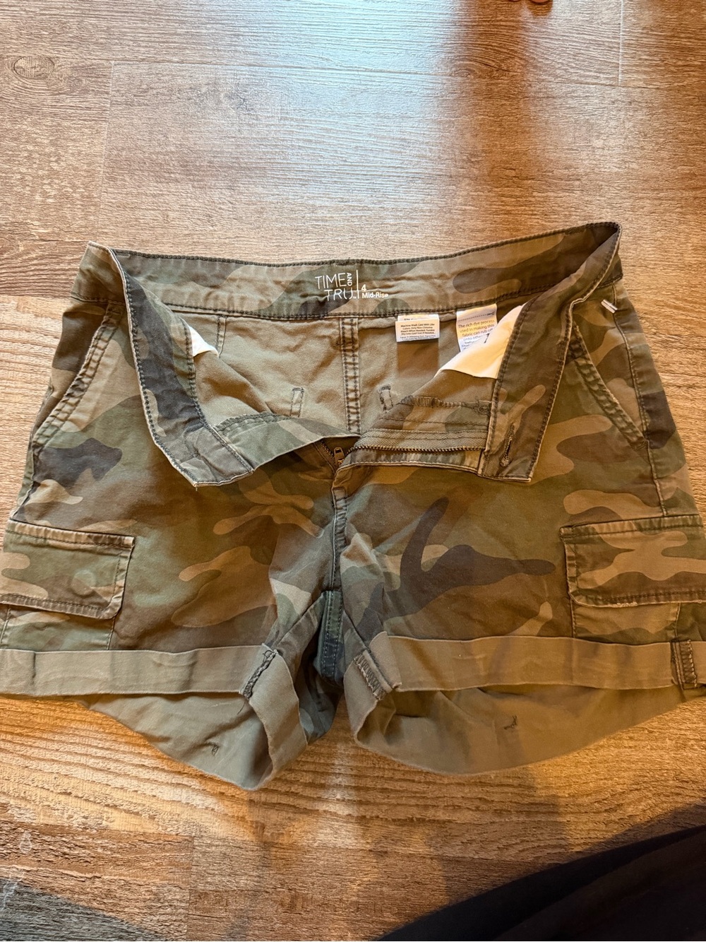 Time and Tru Women's Camo Cargo Shorts - Green Camouflage